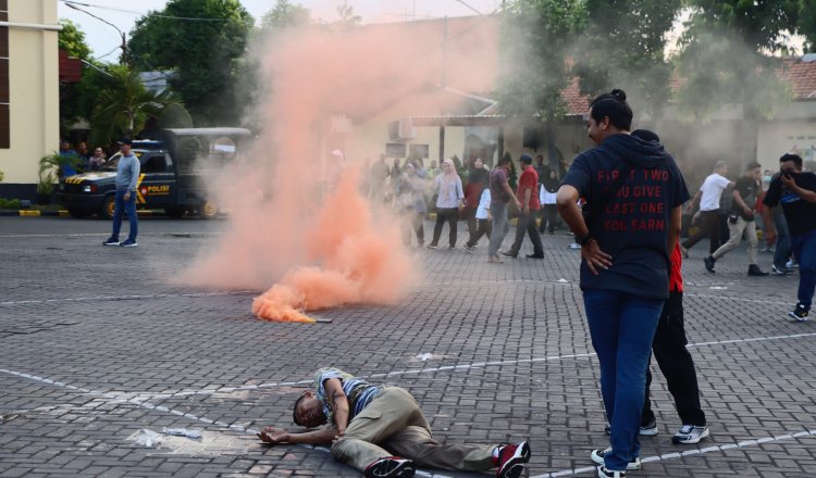 Simulasi pengamanan Pilkada 2024 di halaman Polres Pasuruan. (Foto: Istimewa)