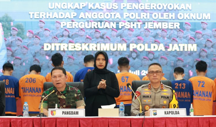 Konferensi pers ungkap kasus pengeroyokan anggota PSHT terhadap anggota Polisi Polres Jember. (Foto: Humas Polres Jember)
