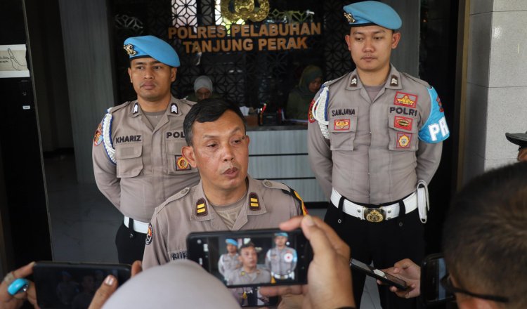 Kapolres Tanjung Perak diwawancarai awak media. (Foto: Istimewa)