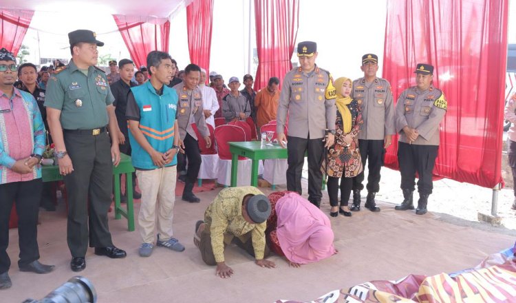 Pemilik rumah sujud syukur usai rumahnya dibedah oleh Polres Lamongan. (Foto: Istimewa)