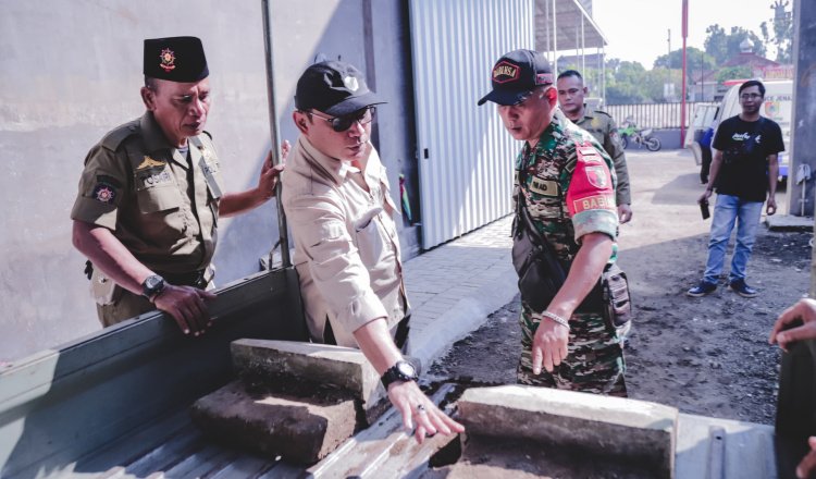Dinsos Jember mengevakuasi barang-barang yang ditemukan dalam kedua makam PEJUANG 45. (Foto: Diskominfo Jember)