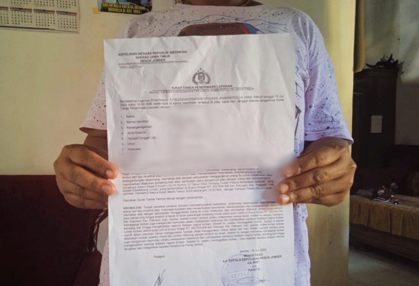 Keluarga korban menunjukkan surat laporan polisi ke awak media. (Foto: Teamwork)