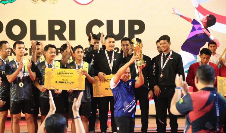 Kapolri Jenderal Listyo Sigit Prabowo memegang trophy dalam upacara penutupan Kapolri Cup Badminton Championship 2024. (Foto: Istimewa)