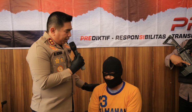 Kapolres Madiun mewawancarai tersangka pembunuh sopir truk saat konferensi pers di halaman Mako Polres Madiun. (Foto: Istimewa)