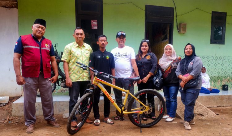 Anang Bakhtiar mendapatkan bantuan 1 unit sepeda gunung. (Foto: Diskominfo Jember)