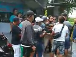 Warga Jember Ramai-ramai Kepung 4 Pemuda Diduga Debt Collector