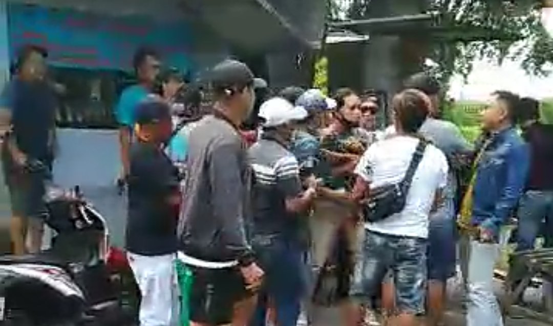 Warga mengepung pria diduga debt collector. (Foto: Tangkapan layar video amatir)