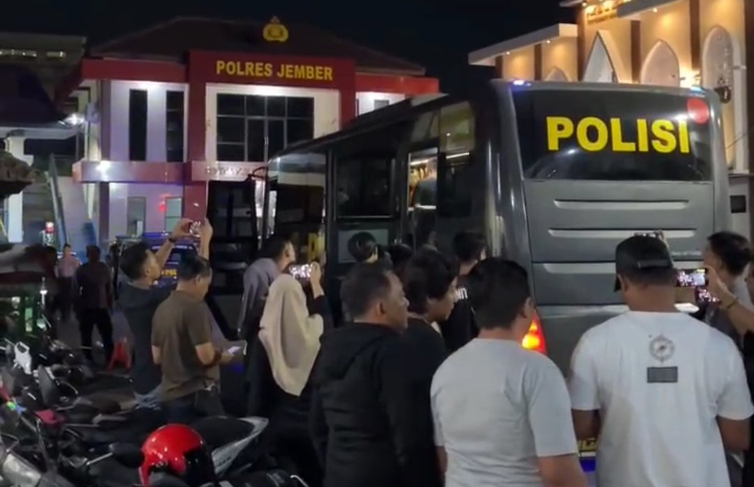 22 anggota PSHT memasuki mobil polisi di Mako Polres Jember untuk dilimpahkan ke Polda Jatim, Selasa (23/7/2024). (Foto: Istimewa)