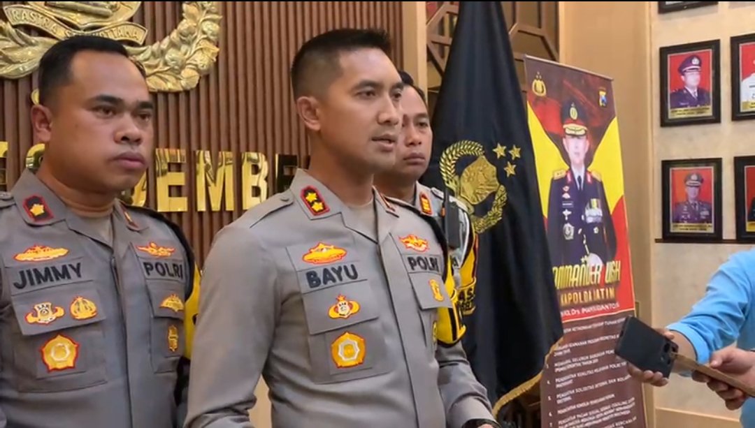 Kapolres Jember diwawancarai awak media terkait kasus pengeroyokan terhadap anggota Polisi. (Foto: Istimewa)