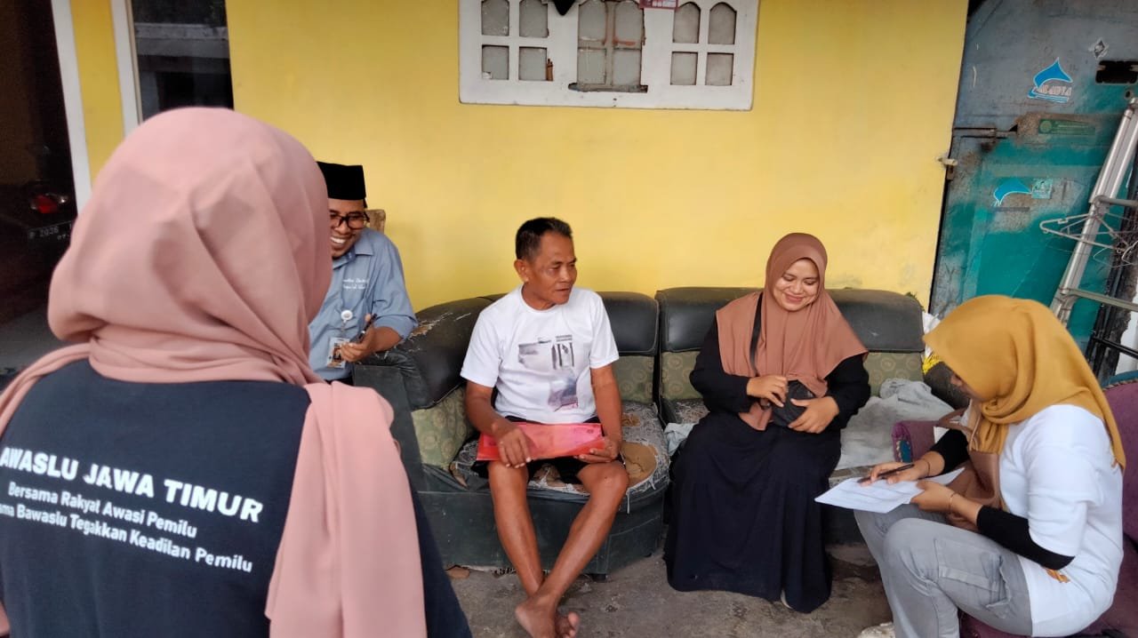 Proses verifikasi faktual pendukung bakal calon perseorangan. (Foto: Humas Bawaslu Jember)