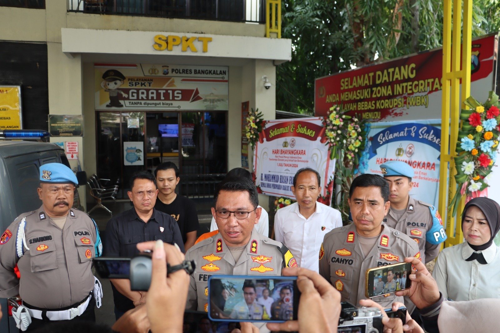 Kapolres Bangkalan diwawancarai awak media. (Foto: Humas Polres Bangkalan)