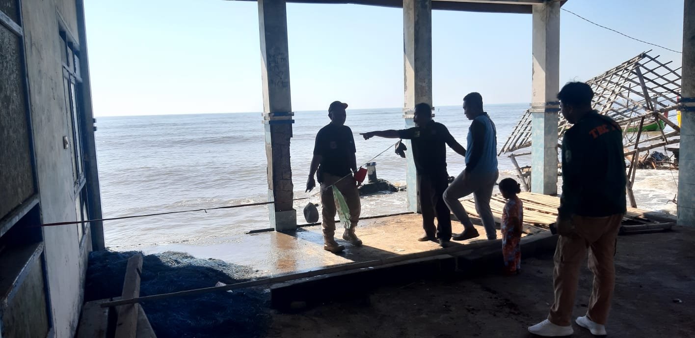 Gelombang pasang menerjang dapur rumah warga, Jumat (5/7/2024). (Foto: Pusdalops BPBD Situbondo)