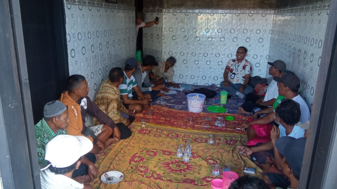 Petugas mendampingi nelayan mengurus NIB. (Foto: Diskominfo Jember)