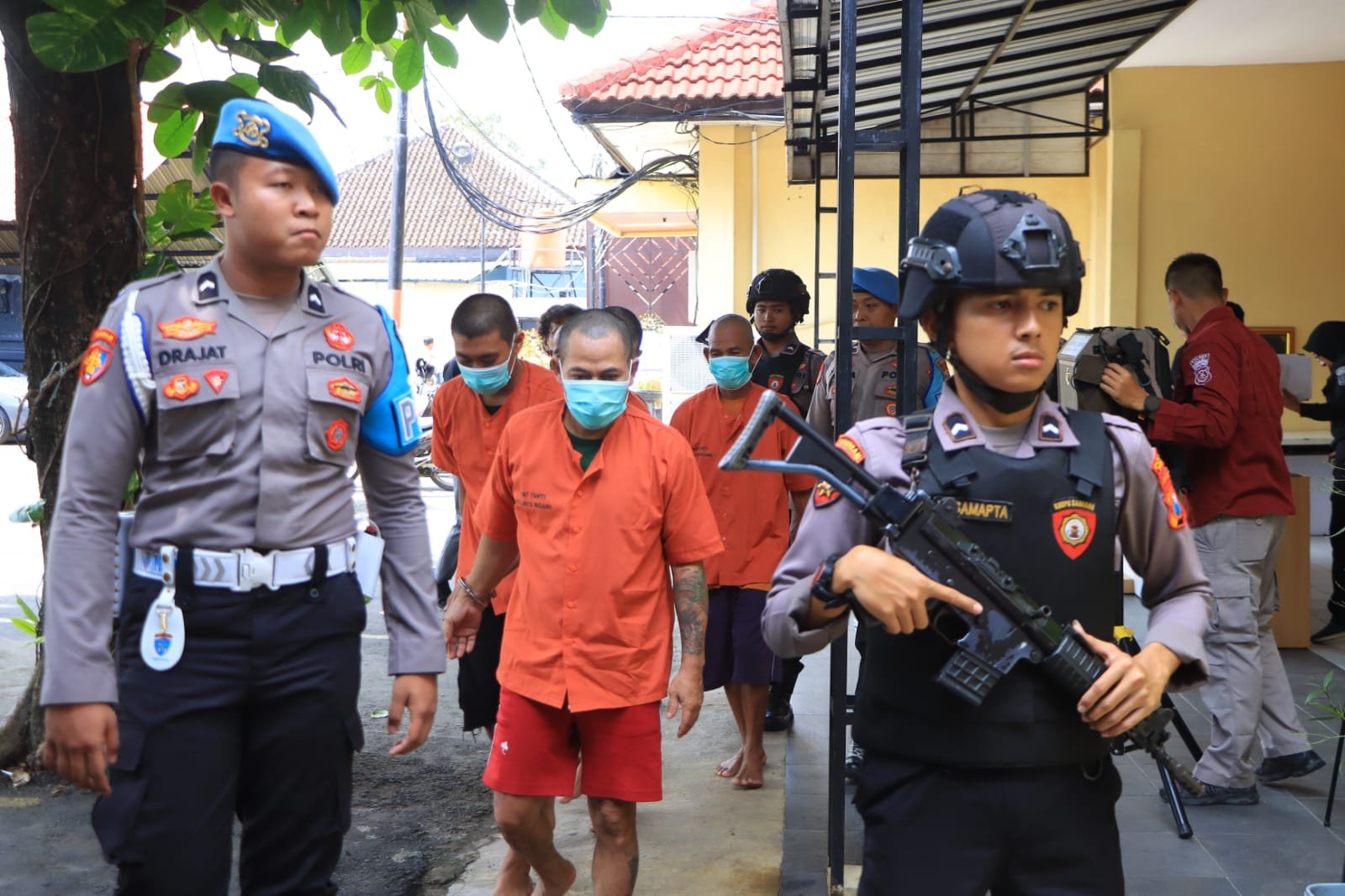 Tiga oknum pendekar dikawal ketat polisi saat Konferensi Pers. (Foto: Istimewa)