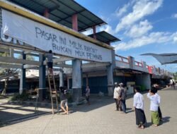 Pedagang Pasar Baru Kencong Ngamuk: Tutup Logo Pemkab Jember Pakai Kain Kafan