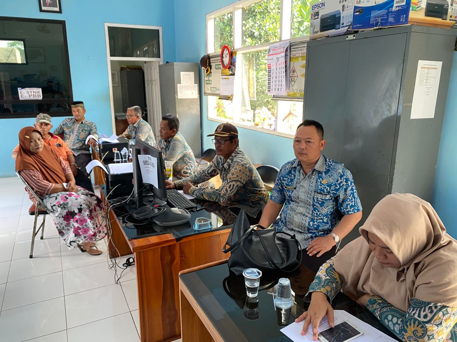 Perangkat Desa Mundurejo saat melayani masyarakat. (Foto: Istimewa)