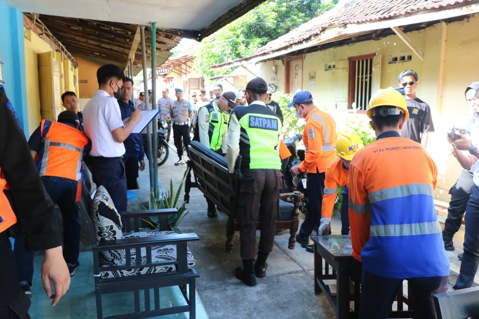 Petugas PT KAI Daop 9 Jember mengangkut perabotan milik penghuni rumah aset negara di Jalan Mawar. (Foto: Dokumentasi PT KAI Daop 9 Jember)
