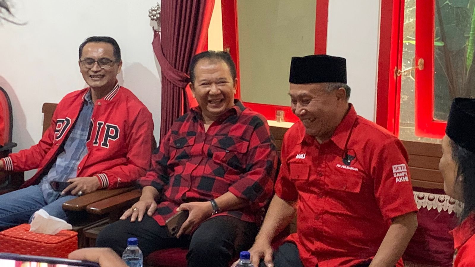 Hendy Siswanto bersama pengurus DPC PDIP Jember, Senin (5/8/2024). (Foto: Istimewa)