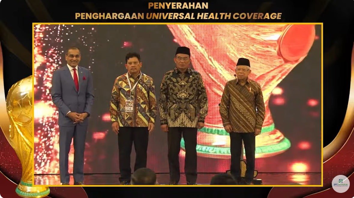 Penyerahan penghargaan universal health coverage. (Foto: Humas BPJS Kesehatan Jember)