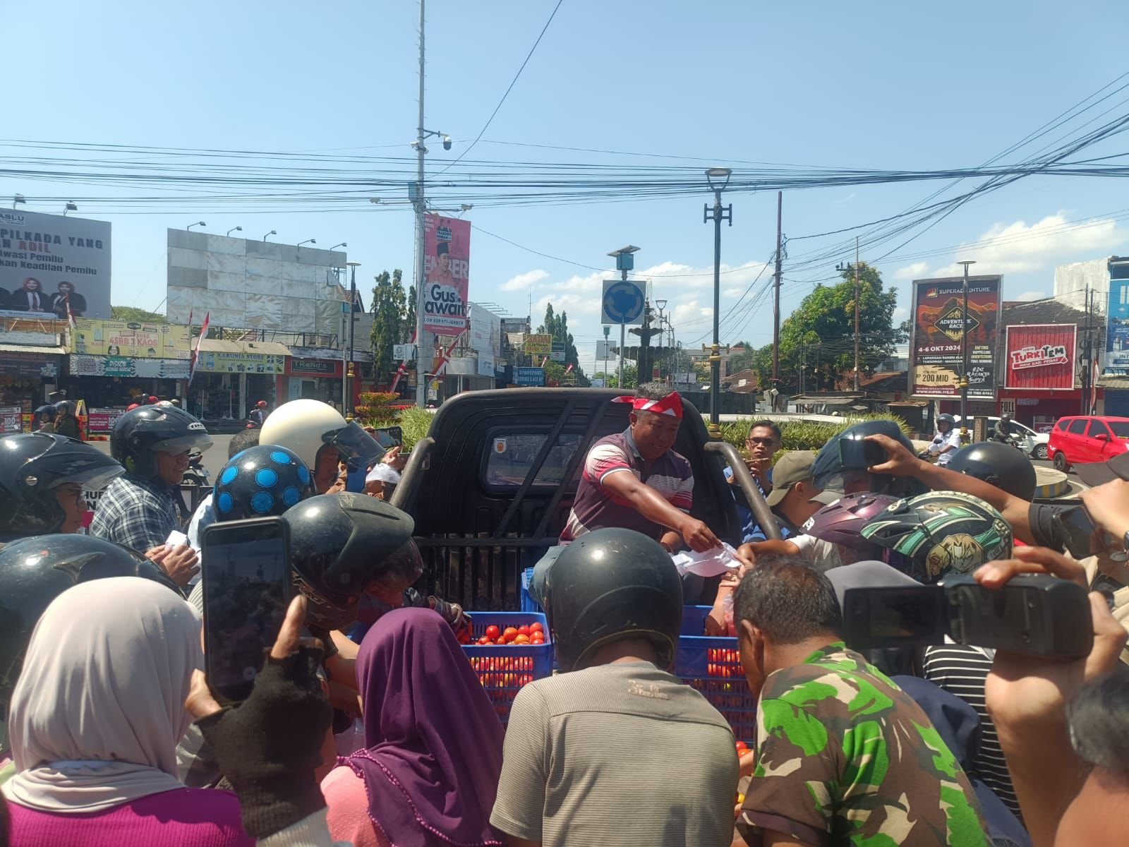 Jumantoro membagikan secara gratis tomat hasil taninya, Senin (12/8/2024). (Foto: Istimewa)