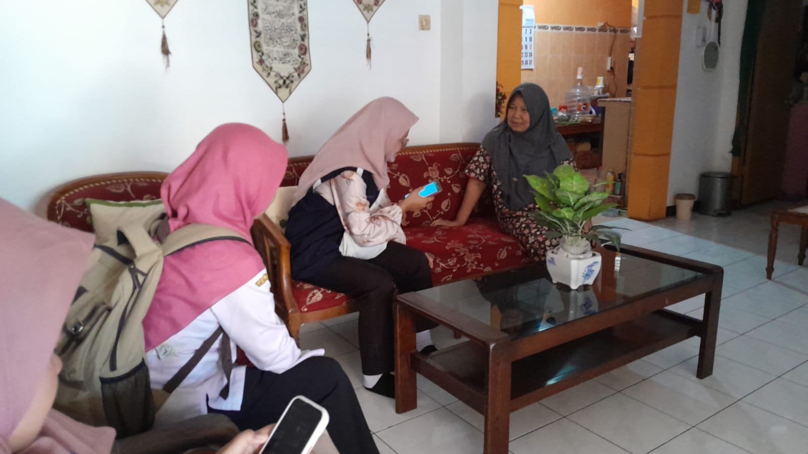 Tim Dinkes Jatim menyurvei ODF di salah satu desa di Kabupaten Jember. (Foto: Diskominfo Jember)