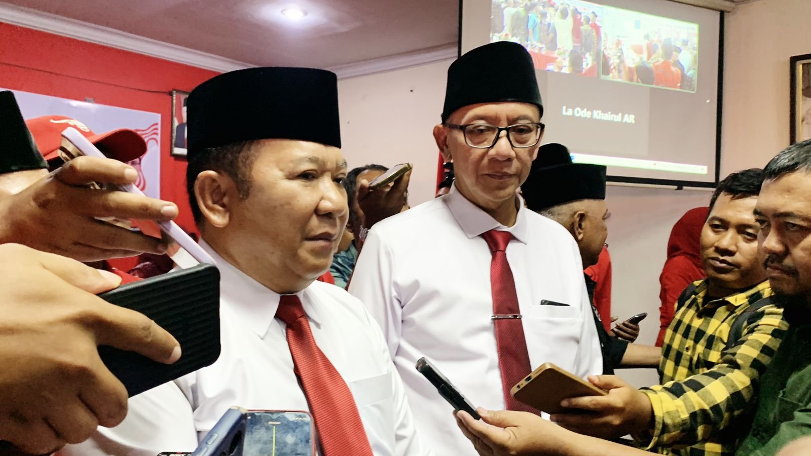 Bupati dan Wakil Bupati Jember diwawancarai awak media, Rabu (21/8/2024). (Foto: Zainul Hasan)