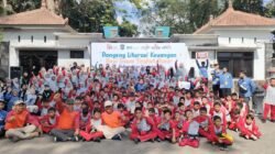 200 pelajar dan guru SD Quran Bahrusysyifa di Selokambang foto bersama usai mengikuti kegiatan Dongeng Literasi Keuangan, Rabu (21/8/2024). (Foto: Dokumentasi Humas OJK Jember)