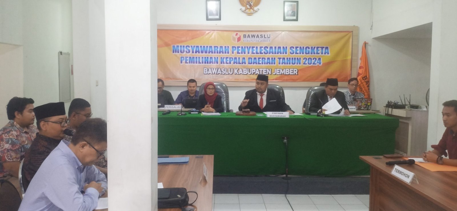 Musyawarah Penyelesaian Sengketa Pemilihan Kepala Daerah 2024 di Gedung Bawaslu Jember, Jumat (2/8/2024). (Foto: Zainul Hasan)