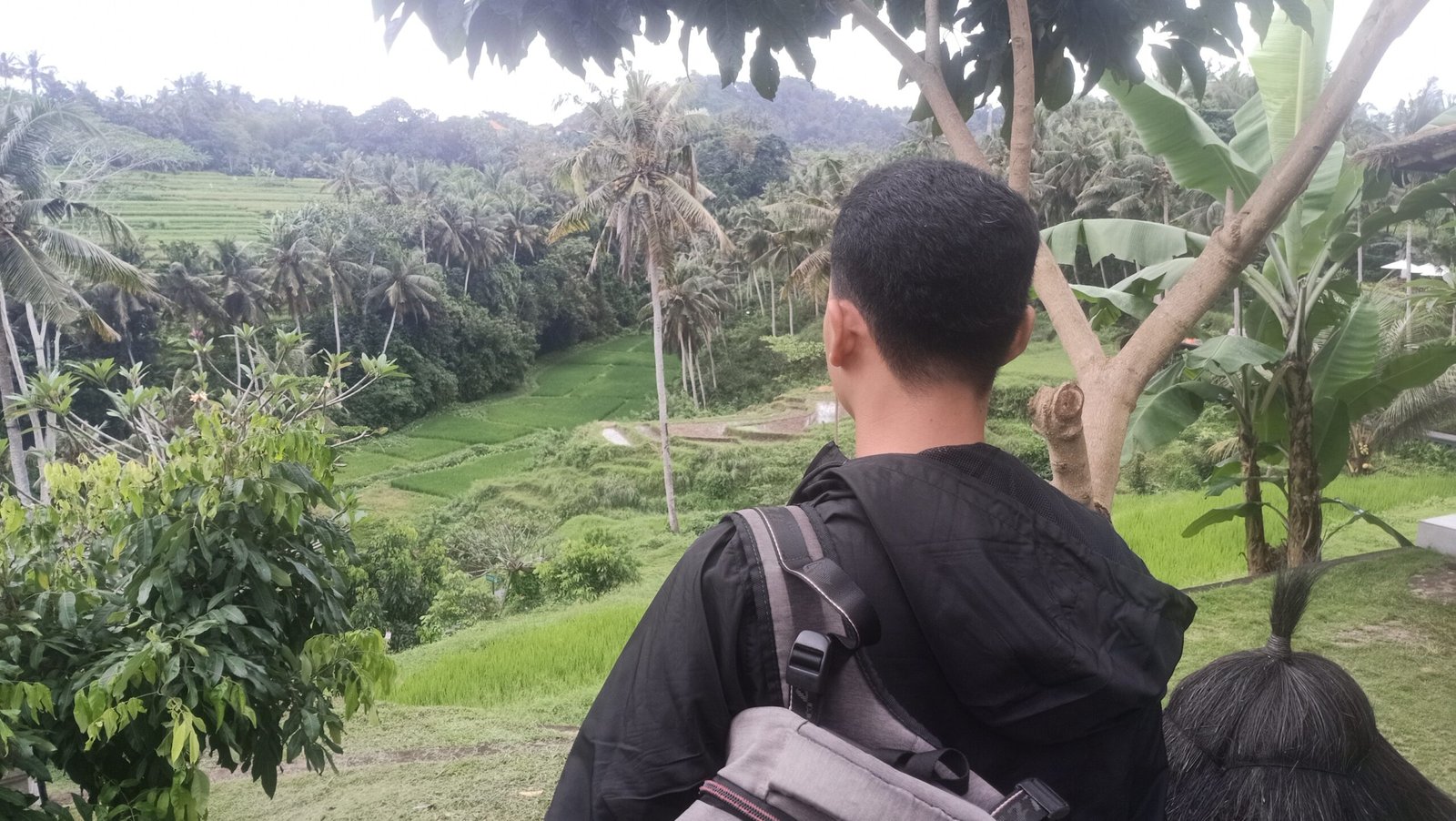 Seorang wisatawan menikmati keindahan alam di Desa Sidan. (Foto: Teamwork)