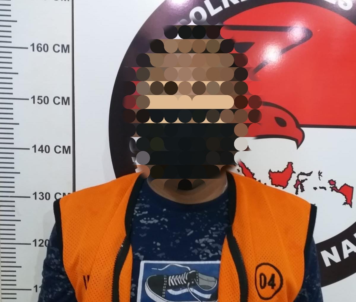 Tersangka pengedar narkoba difoto di Polrestabes Surabaya. (Foto: Istimewa)