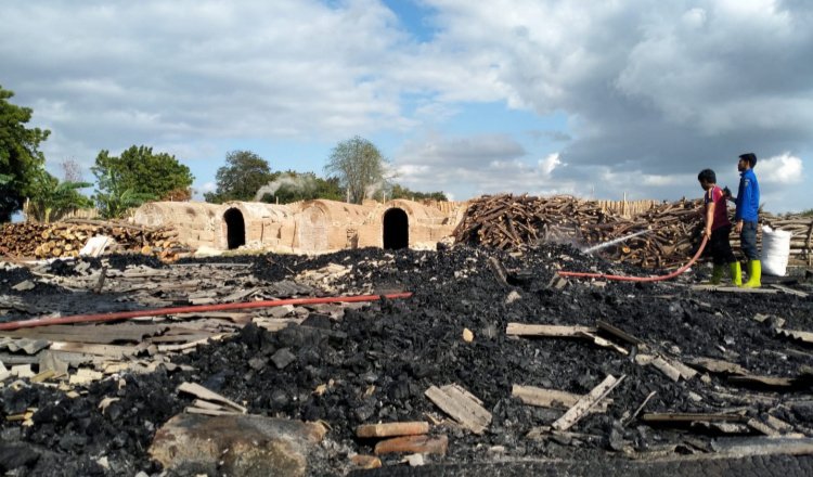 Kondisi terakhir gudang arang usai terbakar. (Foto: Humas Pusdalops BPBD Situbondo)