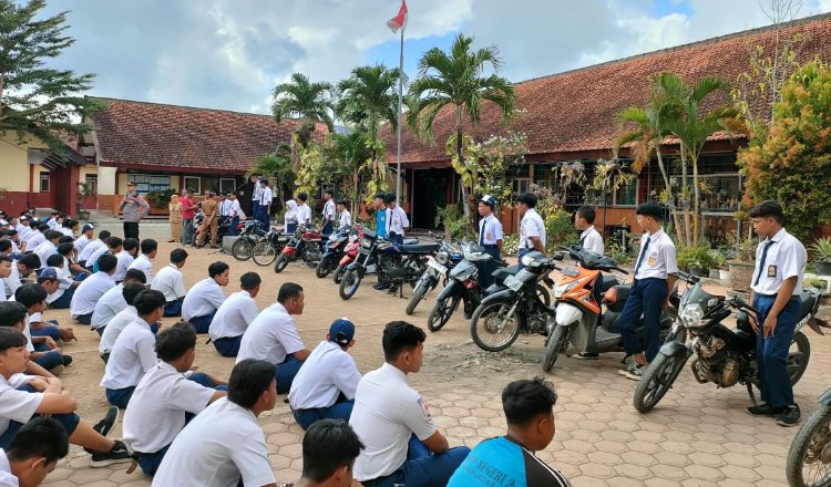 Siswa SMPN 1 Campurdarat bersama motor yang hendak digunakan tawuran. (Foto: Istimewa)
