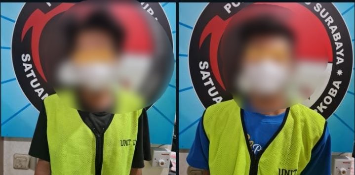 Kedua tersangka pengedar narkoba di foto di Mako Polrestabes Surabaya. (Foto: Istimewa)