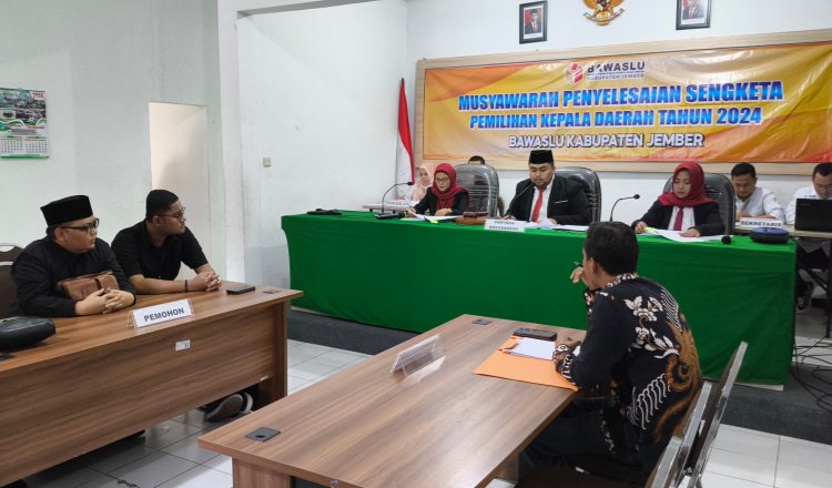 Musyawarah Penyelesaian Sengketa Pilkada 2024 di Kantor Bawaslu Jember, Rabu (7/8/2024). (Foto: Zainul Hasan)