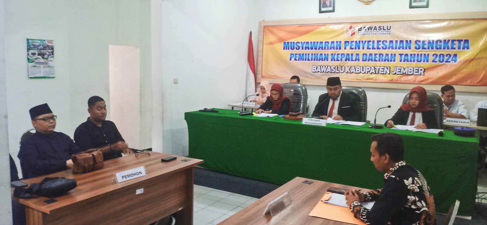 Musyawarah Penyelesaian Sengketa Pilkada 2024 di Kantor Bawaslu Jember, Rabu (7/8/2024). (Foto: Zainul Hasan)