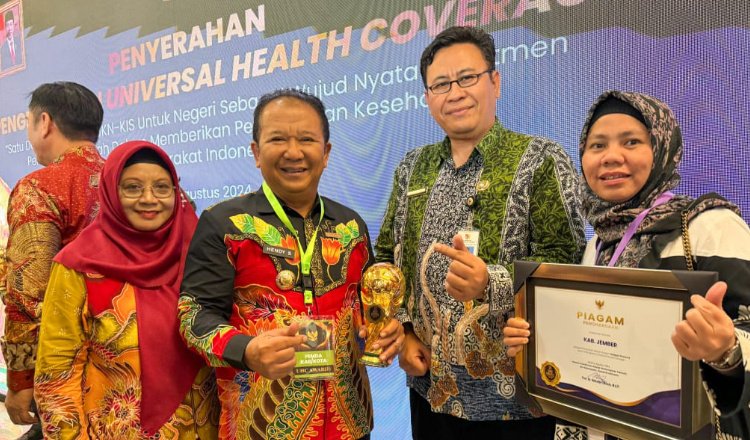 Bupati Jember menerima Penghargaan UHC Award, Kamis (8/8/2024). (Foto: Dokumen Diskominfo Jember)