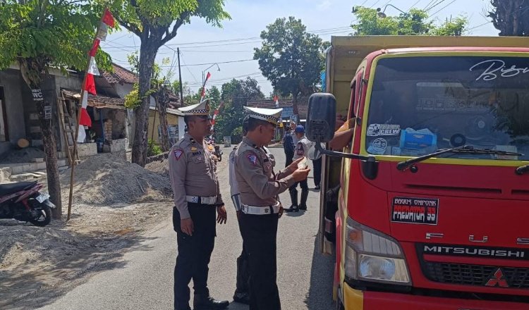 Polres Ponorogo memeriksa truk angkutan barang. (Foto: Humas Polres Ponorogo)
