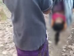 Jalan Rusak, Pasien di Jember Ditandu Pakai Bambu dan Sarung