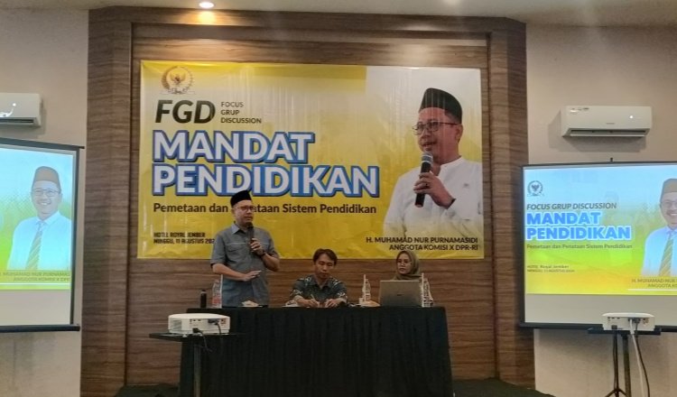 Anggota Komisi IX DPR RI, H Muhammad Nur Purnamasidi, membuka FGD Mandat Pendidikan di Kabupaten Jember. (Foto: Teamwork)