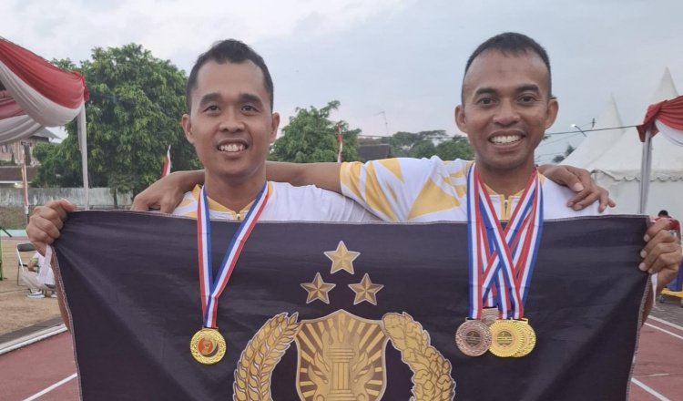 Aipda Dani Anton Wahyudi dan Bripka Dani Fajar Febrianto foto bersama usai memenangkan enam medali dalam Kejurnas Salatiga Masters Athletic Championship 2024. (Foto: Istimewa)
