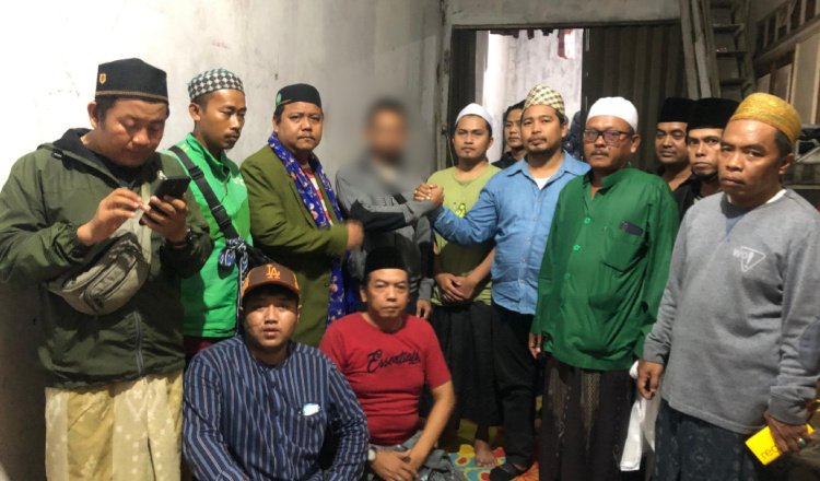 Konten kreator berinisial HP foto bersama Anggota IKSASS Jakarta usai klarifikasi, Selasa (13/8/2024). (Foto: Dokumentasi Anggota IKSASS Jakarta)