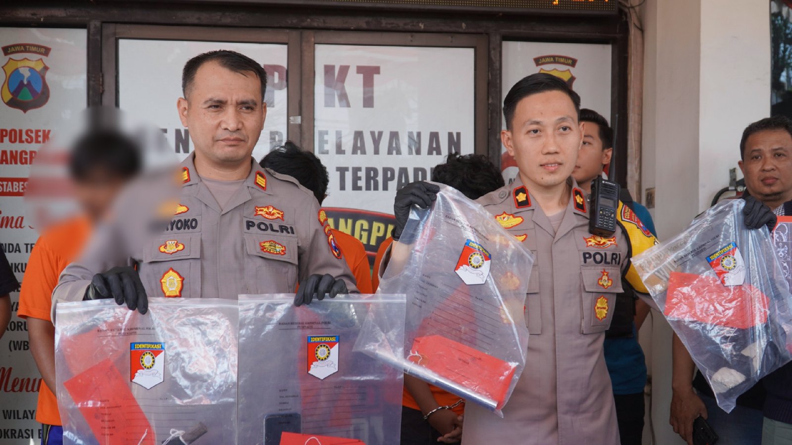 Konferensi pers ungkap kasus pengeroyokan yang dilakukan oleh enam pesilat di Surabaya. (Foto: Istimewa)