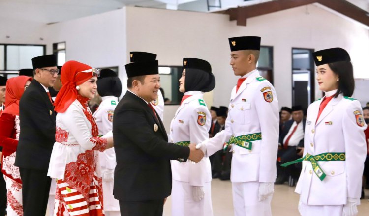 Bupati Jember berjabat tangan dengan anggota Paskibraka. (Foto: Diskominfo Jember)