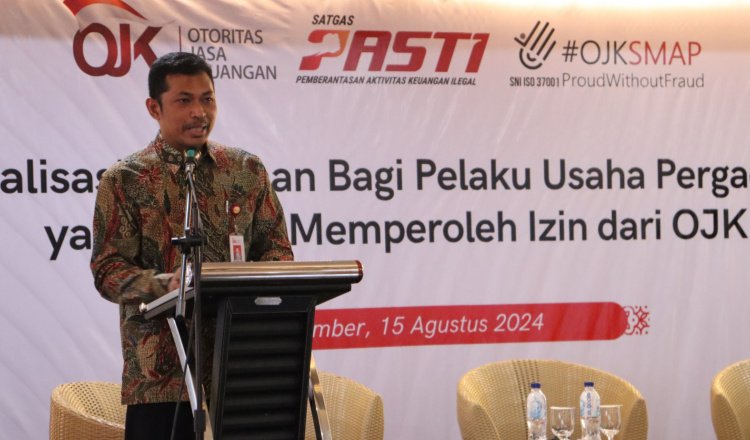Kepala OJK Jember memberikan sambutan dalam acara sosialisasi perizinan usaha pergadaian, Jumat (16/8/2024), di Ballroom Hotel Java Lotus, Jember. (Foto: Istimewa)