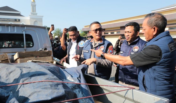 Polisi memeriksa mobil pickup Daihatsu Grandmax warna silver yang diduga menyimpan barang bukti. (Foto: Istimewa)