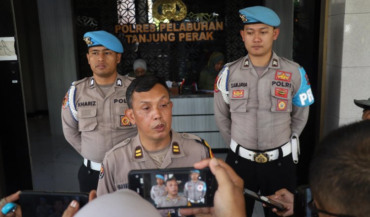 Kasihumas Polres Pelabuhan Tanjung Perak diwawancarai awak media. (Foto: Humas Polres Tanjung Perak)