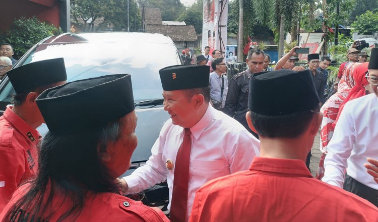 Bupati Jember, Hendy Siswanto, menghadiri acara tasyakuran dan doa bersama di Kantor DPC PDIP Jember, Rabu (21/8/2024). (Foto: Zainul Hasan)