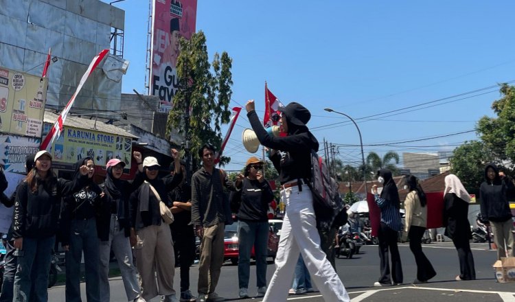 DPC GMNI Jember menyampaikan aspirasinya di bundaran depan Kantor DPRD Jember. (Foto: Istimewa)