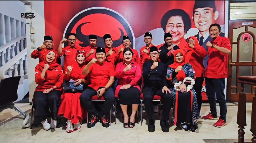 Hendy Siswanto - MB Firjaun Barlaman foto bersama pengurus PDIP Jatim, Kamis (22/8/2024). (Foto: Istimewa)