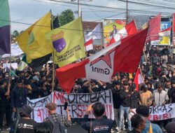 Ratusan Mahasiswa Jember Demo: Tolak Politik Dinasti, Kawal Putusan MK